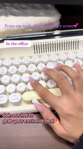Press-on nails shine for you in every scene 😌😌#FallFreshness #beetlesgelpolish #pressonnails #nails #fyp 