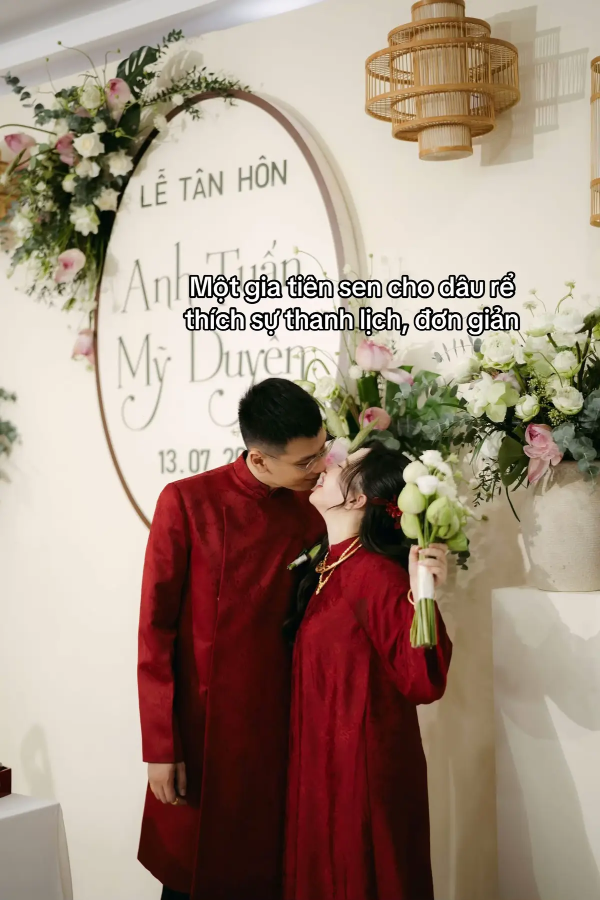 Một gia tiên như kể một câu chuyện truyền thống, nhìn thì đơn giản nhưng vẫn thể hiện được hét đặc sắc của hoa sen.  #trangtrigiatien #trangtritieccuoi #hoasen #aodaivietnam #damcuoi 