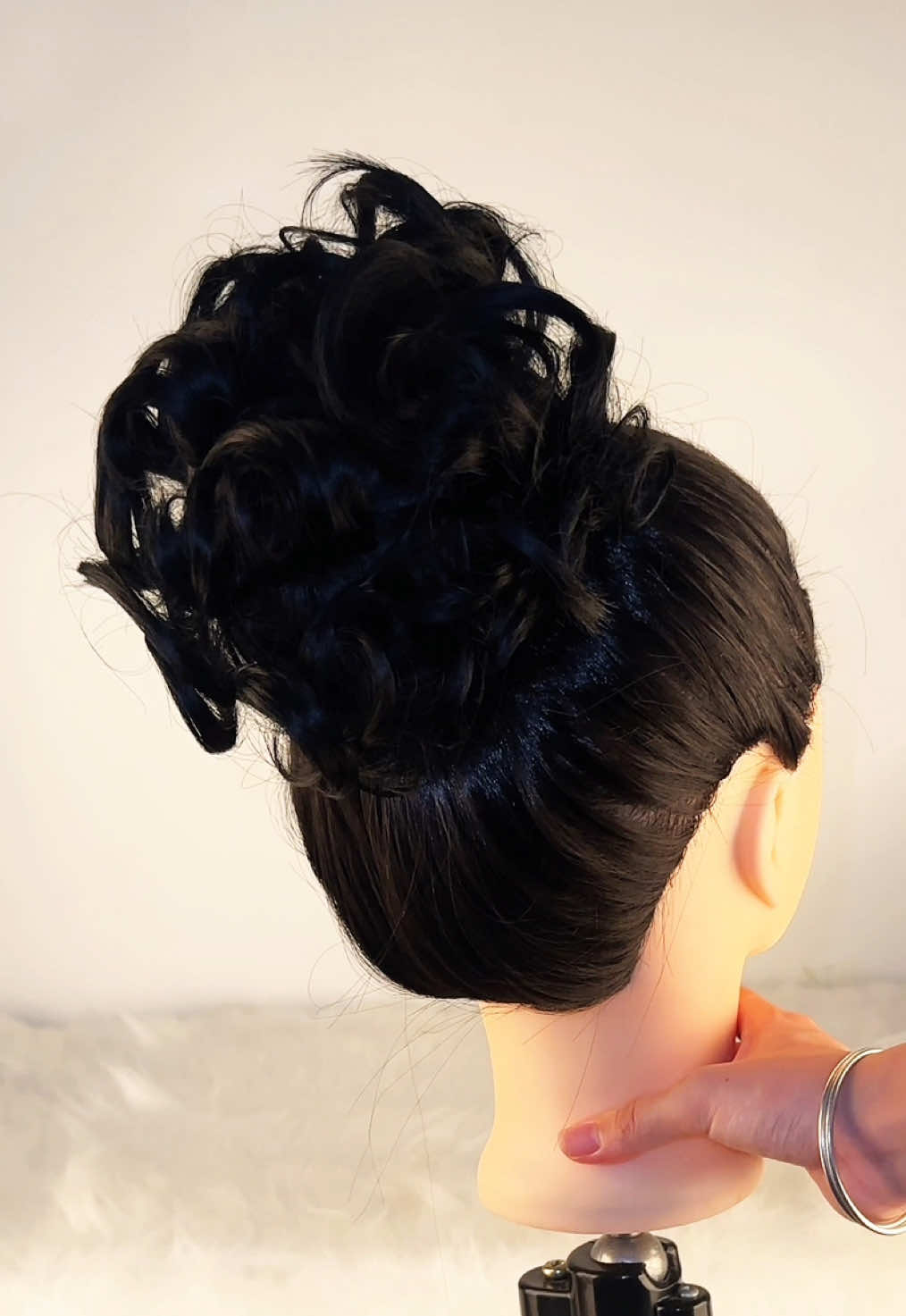 From bedhead to red carpet in 3 SECONDS 🎬👏🏻👏🏻👏🏻#tiktokshop #video #fyp #hairtok #tiktokshopblackfriday #tiktokshopfalldealsforyou #tiktokshoprestock #hairstyle #hairextensions #extensions #hair #tiktokshopcybermonday 
