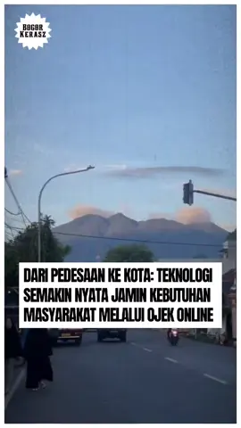 Teknologi dimanfaatkan ojek online untuk memudahkan mobilitas masyarakat dengan layanan praktis, aman, dan terjangkau. Tak hanya transportasi, ojek online juga membuka lapangan kerja, mendukung UMKM, serta menghadirkan pemerataan ekonomi dari kota hingga ke desa. #bogorkerasz #bogorkerasofficial #bogorkeras 