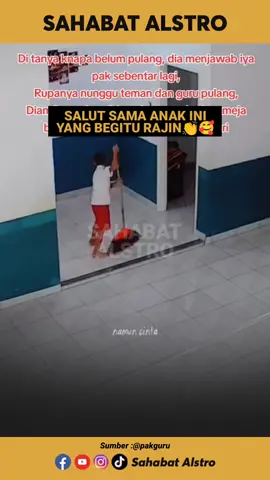 Saat pulang sekolah anak ini sengaja tak pulang, ternyata ia mau bersihin mushola tempat mengaji anak-anak disana. #sahabatalstro #beritatiktok #orangbaik 