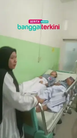 BANGGAI TERKINI, Salakan - Program Makan Bergizi Gratis (MBG) yang sejatinya ditujukan untuk meningkatkan kesehatan dan gizi anak sekolah justru menimbulkan insiden memprihatinkan di Kabupaten Banggai Kepulauan tepatnya di Salakan, Kecamatan Tinangkung. Sejumlah siswa dilaporkan mengalami gejala keracunan massal seusai menyantap makanan yang disalurkan melalui program tersebut, Rabu 17 September 2025. Informasi yang dihimpun BanggaiTerkini, ratusan siswa dari mulai SD, SMP dan SMA/SMK mengeluhkan mual, muntah, hingga pusing tak lama setelah menyantap menu hari ini. imbasnya para siswa tersebut dilarikan ke Instalasi Gawat Darurat (IGD) di RS Trikora. Anda sudah tau, program MBG ini merupakan salah satu agenda prioritas pemerintah pusat. Namun, kasus dugaan keracunan massal ini memunculkan tanda tanya besar terkait kualitas bahan makanan, proses distribusi, hingga pengawasan pihak terkait khususnya di Banggai Kepulauan. Hingga berita ini diturunkan, pihak penyelenggaran MBG dan juga Pemerintah setempat belum memberikan keterangan klarifikasi. Publik kini menunggu transparansi hasil investigasi. Sebab, jika benar terbukti ada kelalaian penyedia atau lemahnya pengawasan, kasus ini bukan sekadar “musibah biasa”, melainkan tamparan keras bagi tata kelola program MBG di Banggai Kepulauan. Penulis : Nomo Editor : - #banggaiterkini #banggaikepulauan #banggailaut #sulawesitengah #luwukbanggaisulteng 