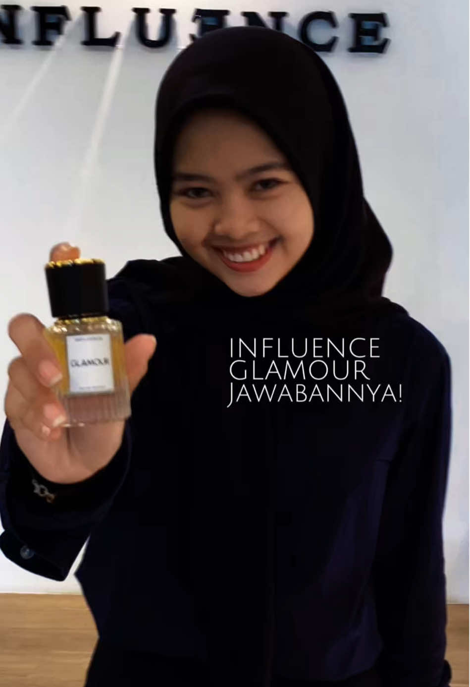 Keanggunan bukan sekadar penampilan. Ia hadir dalam aroma. Influence Glamour — aroma berkelas yang menciptakan pengaruh. 💎 Be noticed. Be remembered. ☺️ #influenceglamour#parfumelegan#parfumcewek#parfumcewektahanlama#influenceparfum