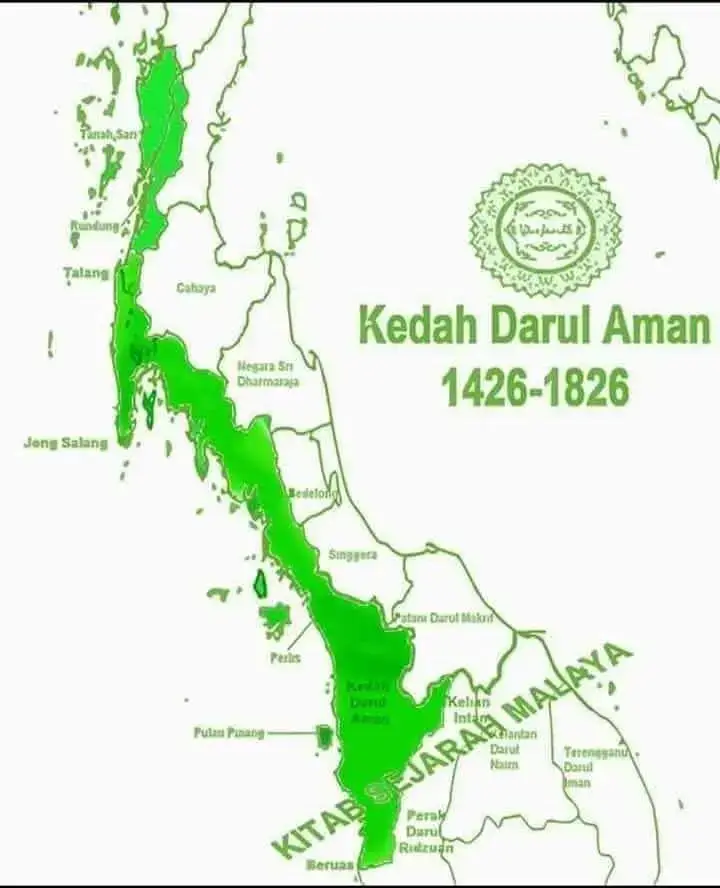 Sejarah Kedah Darul Aman tidak pernah terbatas kepada peta negeri Kedah hari ini. Kekuasaannya jauh lebih luas, meliputi kawasan yang kini berada dalam Thailand dan Myanmar moden. 1. Wilayah Utara — Hingga Tenang Siram (Tenasserim) Tenasserim (kini di bawah Myanmar) pernah termasuk dalam lingkungan pengaruh Kedah. Catatan geografi dan tradisi lisan Melayu menunjukkan kawasan pantai barat Segenting Kra ini mempunyai hubungan erat dengan Kedah. 2. Ujung Salang (Phuket) & Trang Phuket yang dahulu disebut Ujung Salang serta wilayah Trang merupakan sebahagian daripada kawasan yang berada di bawah kekuasaan Kedah. Kedua-dua kawasan ini menjadi titik penting dalam laluan perdagangan maritim Selat Melaka – Laut Andaman. 3. Setul Mambang Segara (Satun) Satun, dikenali sebagai Setul Mambang Segara dalam naskhah Melayu lama, adalah wilayah jajahan Kedah yang kemudian ditarik masuk ke dalam Thailand. Hari ini, identiti Melayu masih kekal di sana. 4. Perlis & Pulau Pinang Perlis asalnya sebahagian daripada Kedah sebelum berkembang sebagai negeri tersendiri pada zaman moden. Pulau Pinang pula jelas tercatat dalam sejarah sebagai wilayah Kedah yang dipajakkan kepada British pada 1786. 5. Utara Perak Bahagian utara negeri Perak, termasuk Kerian, turut berada dalam sempadan Kedah lama. Bukti Sejarah di Ranong Di wilayah Ranong (Segenting Kra), kerajaan Thailand telah membina sebuah mercu tanda. Pada batu tanda itu diukir tulisan: “Di sinilah bermulanya bumi Melayu” Ini menjadi pengakuan simbolik bahawa bumi Melayu — termasuk Kedah — pernah menjangkau sejauh Segenting Kra. Bahasa Melayu Loghat Kedah Masih Hidup Walaupun peta politik berubah, identiti budaya masih kekal. Hingga kini, masyarakat Melayu di: Setul (Satun) Rundung (Ranong, Thailand) Pulau Dua / Kawthoung (Myanmar) masih bertutur dalam Bahasa Melayu dengan loghat Kedah, menandakan jejak sejarah empayar Kedah masih hidup dalam lidah rakyatnya. ✍️ Oleh: Azizul Farhan #EmpayarKedah #KedahDarulAman #SejarahKedah #KedahTua #kedahseratarata 