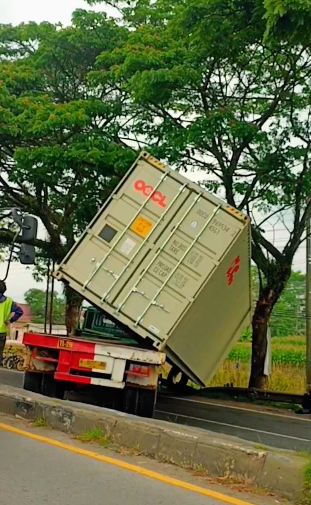info terkini alas roban #laka #bayucnarekganteng #trailer #kontener #kecelakaan 