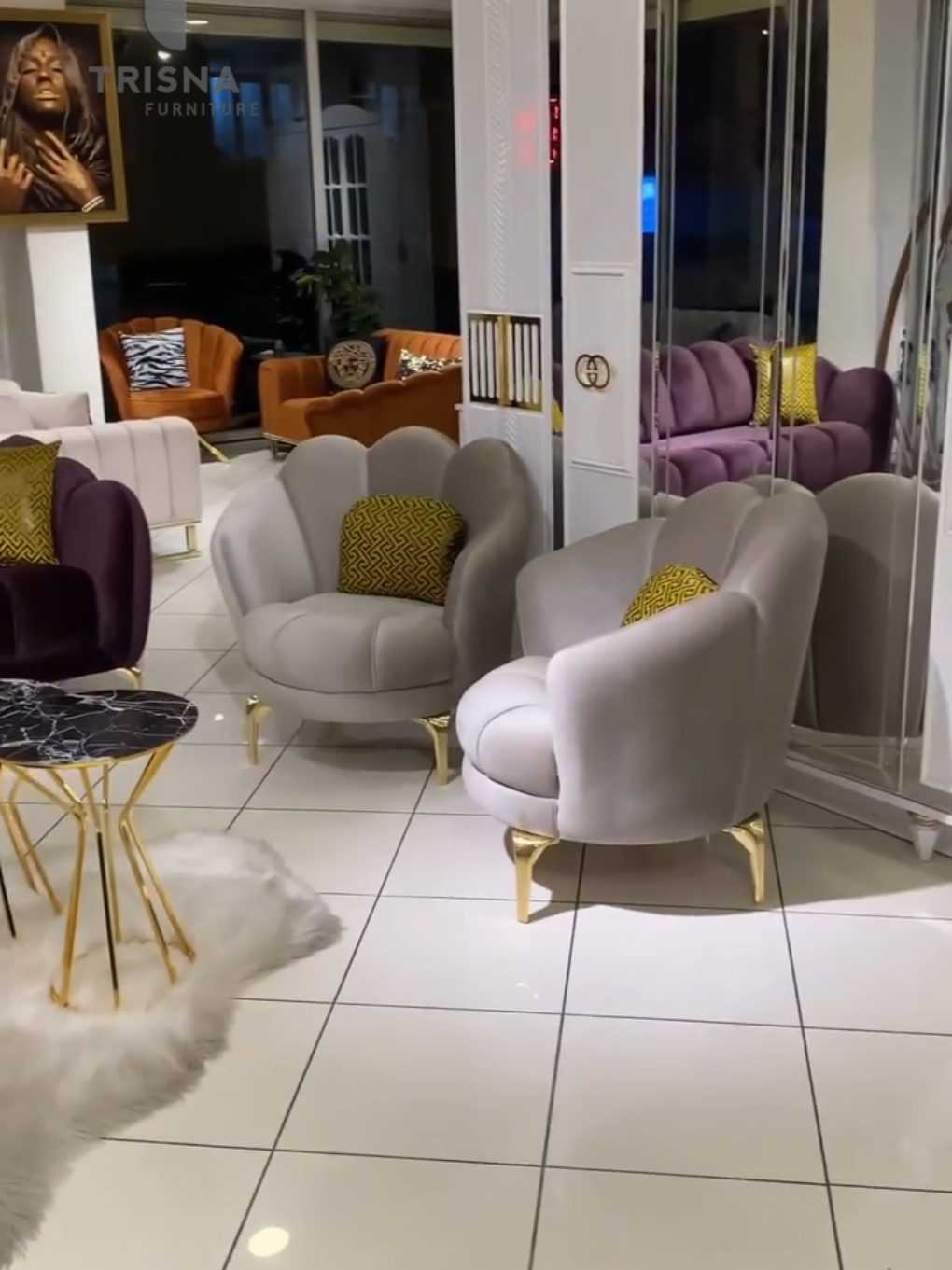 Sofa minimalis Model kerang☎️ Spesifikasi :  ⭕ Formasi : 3-3-1-1  ⭕ Size 3 Seater : P.220 × L.80 × T.80 ⭕ Kerangka : Jati ⭕ Kaki : Stainless Gold ⭕ Kain : Beludru  ⭕ Warna Kain : Custom  Nb : Bisa Custom furniture sesuai keinginan anda  #sofa #sofatamu #sofaminimalis #ruangtamuminimalis #fyp 