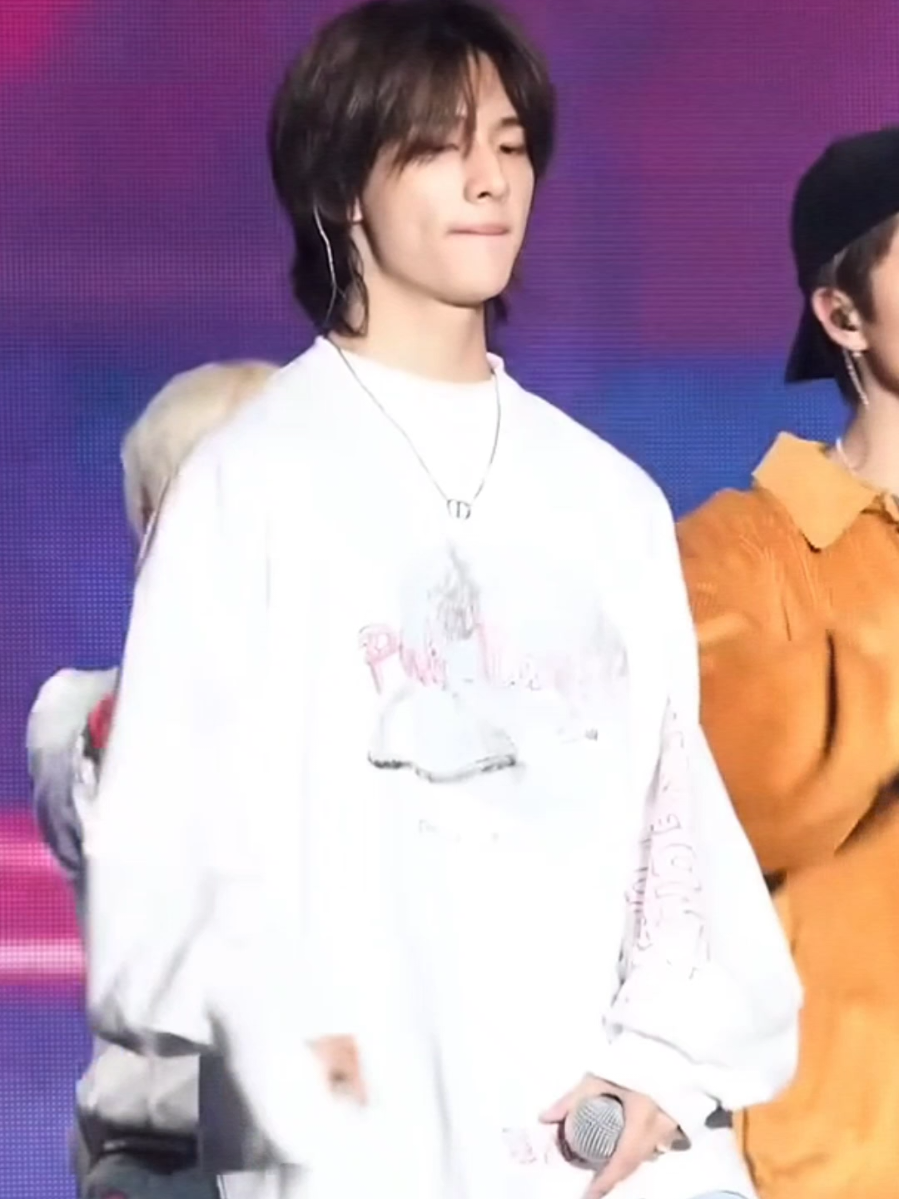 he looks so delicate and beautiful and gentle and soft 🥹 #hyunjin 