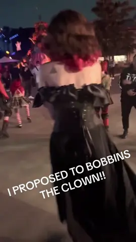 POV: First encounter with Bobbins… can’t get over this clown! 👀🥰 #KnottsBerryFarm #Bobbins #BobbinsTheClown #Halloween #California      