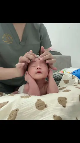 “Nhìn mặt là biết Bo đang ‘phê quên lối về’ rồi 😍 Massage không chỉ giúp bé thư giãn, ngủ sâu giấc hơn mà còn kích thích tiêu hoá, giảm đầy hơi, hỗ trợ phát triển thể chất và tinh thần 💕 Người lớn đi spa thì mê, các bé được cô Thương massage cũng chill chẳng kém đâu nè 🥰🍼” #bedangyeu #tambe #chamsocsausinh 