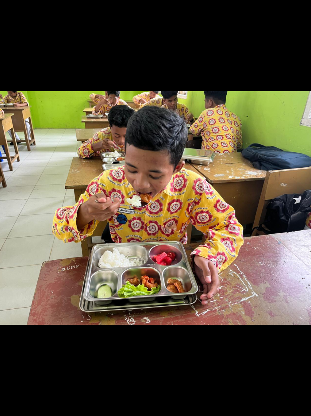 Tarakan, 17 September 2025. SMPN 4 Tarakan telah melaksanakan salah satu program pemerintah, yaitu Makan Bergizi Gratis.  Menu pertama yang diberikan adalah nasi, ayam katsu, sambal goreng tempe, timun, selada, tomat, dan semangka.  Siswa/i SMPN 4 Tarakan menyantap makanan mereka dengan lahap. #mbg #makanbergizigratis #smpn4tarakan #tarakan 