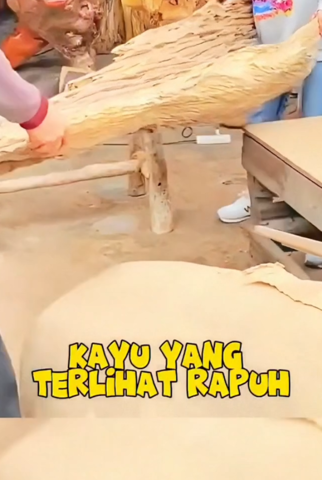 Kreativitas tanpa batas! Seorang tukang kayu berbakat mengubah kayu yang terlihat rapuh dan tidak berguna menjadi meja teh yang unik dan menakjubkan. Dengan keahliannya, ia mampu melihat keindahan tersembunyi di balik kayu lapuk dan memberikannya kehidupan baru. Hasilnya, sebuah karya seni fungsional yang menggabungkan keindahan alami kayu dengan sentuhan modern. ​#senikayu #tukangkayu #woodworking #mejakayu #kerajinantangan 