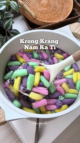 Bismillah ❤️ Penyebutan namanya bener gak tuh krong krang nam ka ti, kalo salah koreksi di komen ya 😁Bikin dessert yang cocok banget dimakan dingin2, asli seger banget 😍 apalagi aku pakai pewarna dan pasta dari @Rumah Mohler karena banyak pilihan produknya sudah halal dan sudah bpom ☺️ 💕 KRONG KRANG NAM KA TI 💕 @dapur_pamula  Bahan A : 200 gr tepung tapioka 150 ml air panas  Bahan kuah : 500 ml Santan  300 ml Air kelapa  130 gr Gula pasir 1/4 sdt Garam 1 lembar Daun pandan Secukupnya jelly kelapa atau daging kelapa asli  Cara buatnya bisa tonton videonya sampai selesai ❤️ #krongkrangnamkati #dessert #dessertthailand #dessertthai #krongkrang    