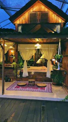 Bạn nào mê nhà gỗ như thế này thì nhắn cho tiệm nhen.. #dalat #reviewdalat #nhabenrung #nhabenrungcoffee #homestaydalat 