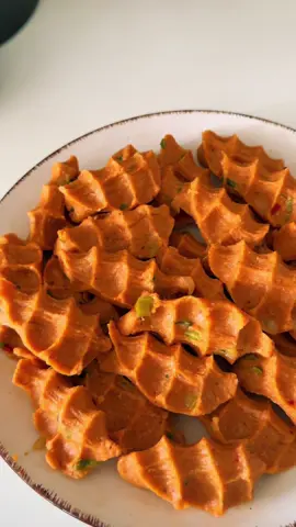 Yayında isteyenlere özel mercimek köftesi tarifi 😍 Malzemeler 👇 Bir su bardağı mercimek  Bir su bardağı köftelik bulgur 3 dal Taze soğan  Bir tane ortaboy kuru soğan Yarım demet maydonoz  1 yemek +1 tatlı kaşığı biber + domates salçası  yarım su bardağı sıvı yağ Yapılışı 👇 tencereye  1 bardak mercimek üç su bardağı su  1 yemek kaşığı tuz ekliyoruz ve kaynamaya alıyoruz su yarılayınca 1 su bardağı köftelik  bulguru  ekleyip suyunu çekinceye kadar Ocaktan almıyoruz . Suyunu çeken bulgur ve mercimeği kenara kaldırıyoruz . Tavamıza yarım su bardağı sıvı yağ ekleyip küp küp doğradığımız bir tane soğanı ekliyoruz üzerine bir yemek kaşığı domates salçası bir tatlı kaşığı biber salçası ekleyip kavurmaya devam ediyoruz üzerine istediğiniz baharatlar ekleyebilirsiniz. Dinlenen mercimeği elimizle iyice yoğuruyoruz üzerine kavrulmuş soğan döküp tekrardan yoğuruyoruz. Üzerine üç dal küçük küçük doğranmış taze soğan yarım demet maydanoz ekliyoruz . Şeklini verip afiyetle yiyoruz . Yapacak olanları şimdiden kolay gelsin afiyet olsun🥰🥰