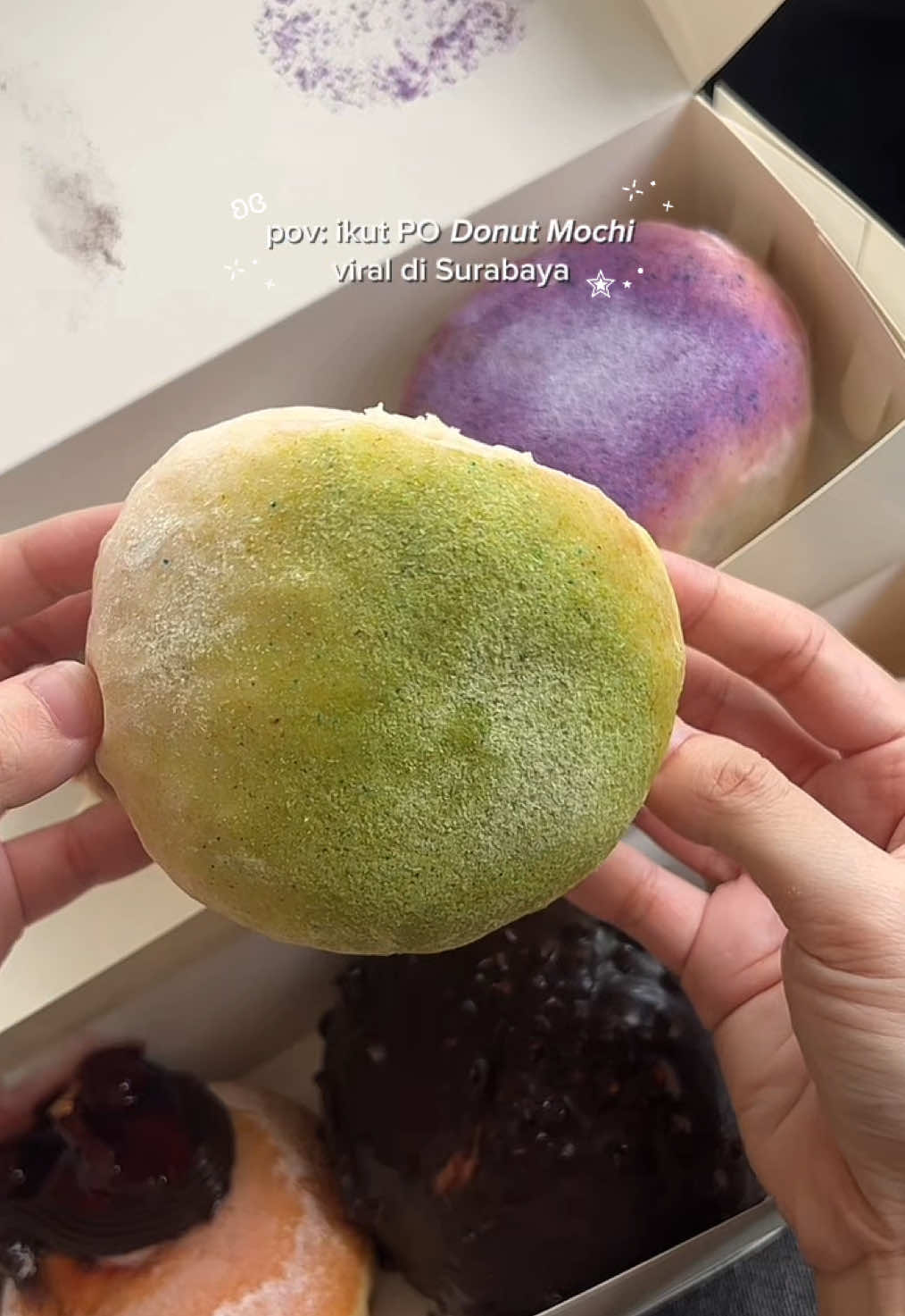 Akhirnya kedapetan PO Donut Mochi viral ini! Btw ini cuma 20k an loh 🥹🫶🏻 Uenakkk, chewy & fluffyy! Our faves yg rasa Ube & Belgian Choco! 🍩 Currently mereka ada 6 varian, cus cobain semuanyaaa! Tapi harus pre order ya guys kalo di sana selalu sold out 🥹 📍 Nerra Bakehouse Surabaya 🕰️ 09.00 - 23.00 Kogu Space, Jl. Arief Rahman Hakim No. 59, Surabaya #donutmochi #viral #bakehouse #dessert #cafesurabaya  