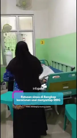 Ratusan siswa SD, SMP, dan SMA di Kecamatan Tinangkung, Kabupaten Banggai Kepulauan, Sulawesi Tengah, diduga mengalami keracunan massal setelah menyantap Makanan Bergizi Gratis (MBG) pada Rabu (17/9/2025). Dugaan awal mengarah pada menu ikan cakalang yang disediakan. Dilansir dari TribunPalu, para siswa mengalami gejala mual, muntah, dan pusing tak lama setelah makan. Sebagian besar harus dilarikan ke RS Trikora Salakan, sementara Badan Penanggulangan Bencana Daerah (BPBD) mendirikan tenda darurat untuk mengantisipasi lonjakan pasien. Data awal mencatat dari sekitar 3.000 penerima MBG, ratusan siswa terdampak. Tim medis terus berupaya memberikan penanganan, termasuk terhadap siswa yang awalnya pulang ke rumah namun kemudian gejalanya memburuk. Dinas kesehatan dan kepolisian kini melakukan investigasi guna memastikan penyebab pasti insiden keracunan massal ini. Video : Banggai Keche & Candra | Facebook #infopalu #palu #sulawesitengah