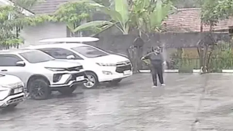 untuk segala takdir cinta dan masadepan aku serahkan semua padamu tuhan. sebelum aku sepasrah ini, aku perna bersujud sehebat itu kemarin. 