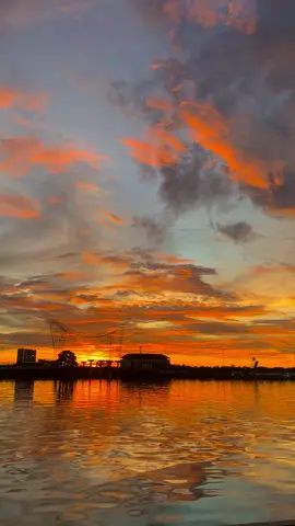 Panlos dgn sunsetnya✨☺️ #masyaallah #sunset #pantailosari #makassar #fy 