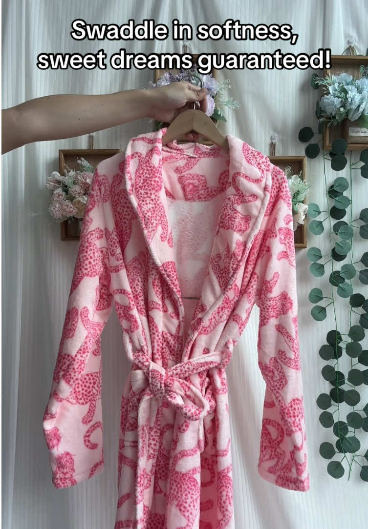 Shawl collar accents shoulders—lazy nobility, morning coffee feels like a movie scene.#AnimalRobe #PrincessPajamas #TieBeltRobe #AutumnLoungewear #WomensPJs   
