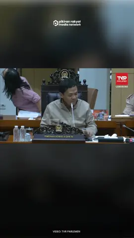 Hakim Alimin Ribut Sujono, yang dikenal publik karena menjatuhkan vonis hukuman mati kepada Ferdy Sambo, gagal melangkah dalam proses pemilihan calon hakim agung dan hakim ad hoc HAM di Mahkamah Agung (MA) tahun 2025. Dalam rapat pleno Komisi III DPR RI yang digelar pada Selasa (16/9/2025), Alimin Ribut Sujono mendapatkan nol suara dari anggota Komisi III. Keputusan rapat pleno ini hanya menetapkan 10 dari 16 calon yang sebelumnya telah menjalani uji kelayakan dan kepatutan (fit and proper test). Komisi III DPR RI, di bawah pimpinan Ketua Habiburokhman, telah melaksanakan proses fit and proper test terhadap 16 calon hakim agung dan hakim ad hoc MA selama seminggu penuh, yaitu pada 9–15 September 2025. #dpr #hakim #parlemen 
