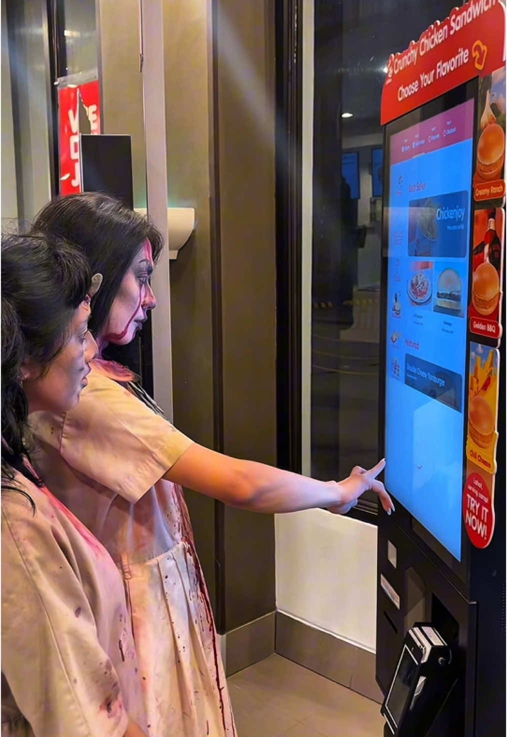 “Payday na pero pati zombies nakapila sa Jollibee! 🍗💸👻”  Would you still order?  #NightmaresManila ##ScreamingIsNormalHere #GenZScreamTeam #fypシ゚viralシfypシ゚ #jollibeeph @Jollibee 