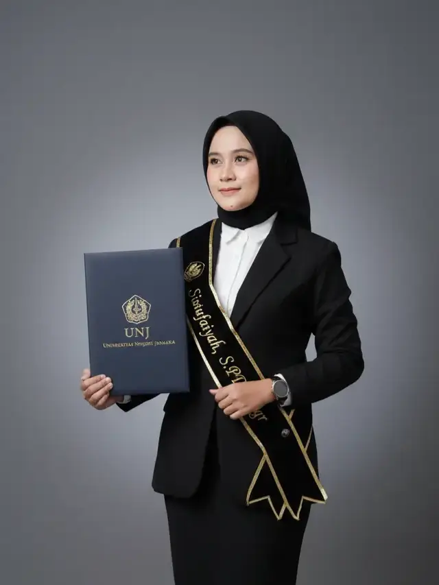 Ketika dunia penuh dengan kedobolan 😌 Promt: Edit foto ini berada di studio dengan gaya elegan dan anggun menggunakan jas warna hitam, hem putih, rok sepan panjang, berhijab hitam segi empat dengan memakai slempang kelulusan Siistufaiyah, S.Pd Gr berwarna hitam tulisan berwarna emas, memegang cover ijazah UNJ.  #gemini #geminiai #ppg #ppgdaljab 