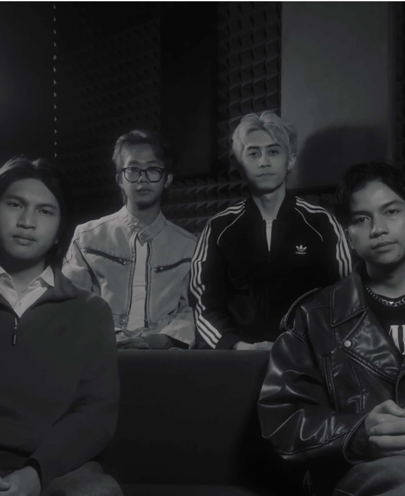 Sebelum benar-benar berpisah, mari kita rayakan satu kenangan terakhir bersama di konser perpisahan Until Next Time, 9 November 2025. YouN1T, dukungan kalian berarti segalanya. Mari jadikan ini momen hangat yang akan kita kenang selamanya 🤍