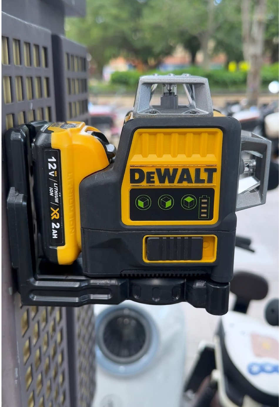 Dewalt laser lever Self leveling laser DEWALT 089LG with 12V 2ah rechargeable battery;for precise work.3 positions,16 green lights and 360 degree level #dewalt #tool #laserlevel #360 #TikTokShop 