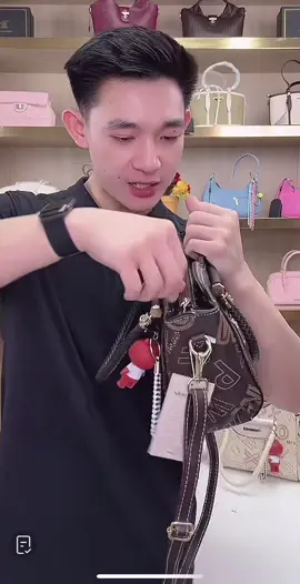 Rekomendasi tas elegan berkualitas harga murah model kekinian banyak ruang untuk menyimpan bawaan kamu aku rekomendasikan dari mocofashion ready stok#tas #taswanita #tascantik #branda #fyp 