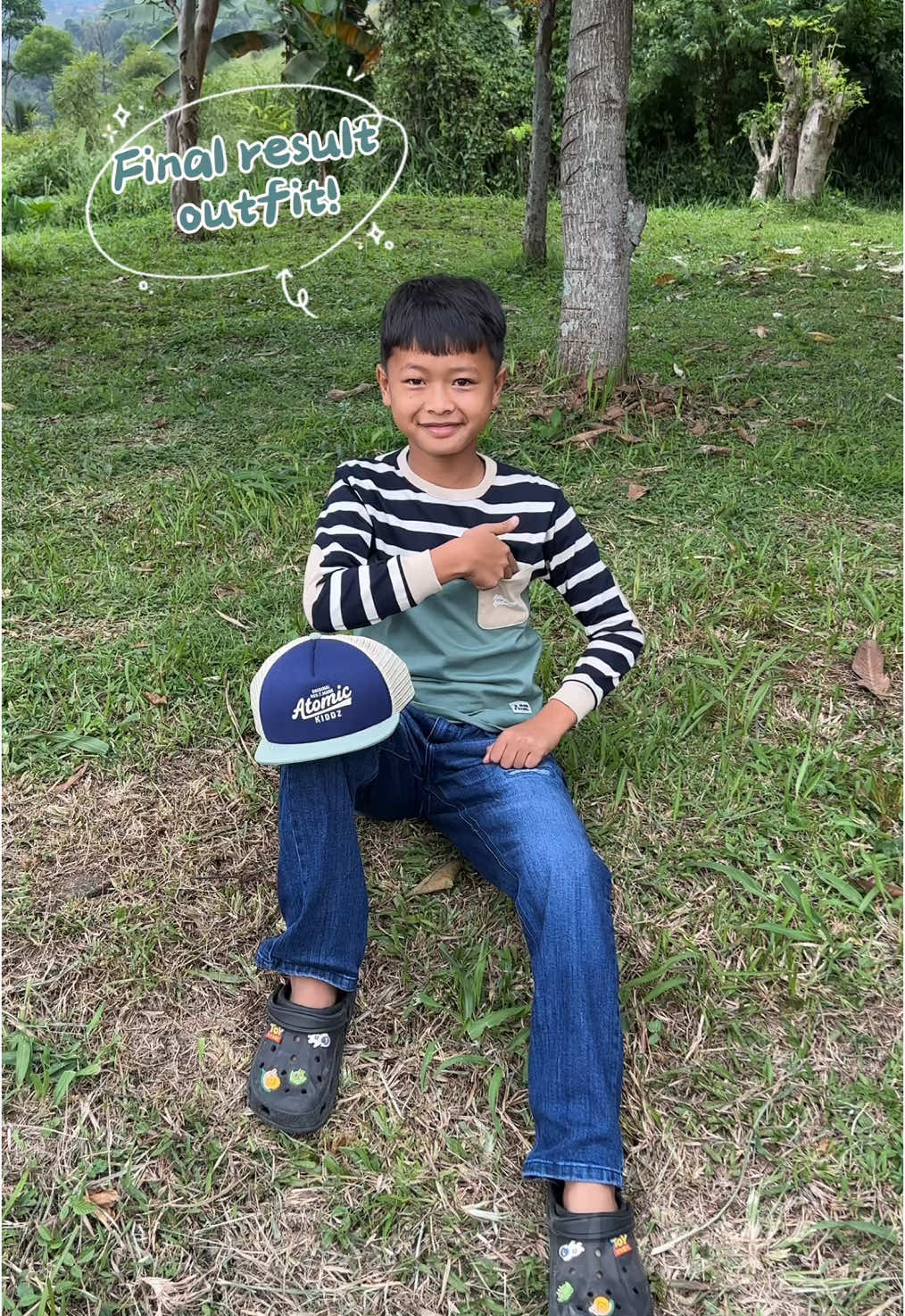 Kaos adem, topi keren, anak langsung naik level jadi bos kecil komplek! 😎 Outfit ini bukan cuma gaya, tapi senjata rahasia biar anak anteng dan tetap stylish! 🎩👕