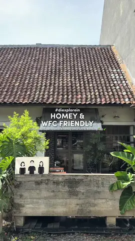 Coffee shop paling wfc friendly di Bandung! 🏡🧑🏻‍💻🍃 Dijamin ngebetahin deh ngopi disini. Vibes homey nya berasa banget, area nya terbagi indoor dan backyard outdoor yang cakep siih menurut aku. Pilihan menu nya juga beragam dan enak! Cocok buat nemenin wfc kamu ✨ #temanlamacoffee #temanlamacoffeebandung #bersamatemanlama #coffeeshopbandung #wfcbandung 