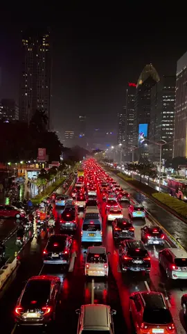 Hujan dan macet. Videonya boleh kalian ambil buat bahan content para pemula, atau nostalgia. Di izinin , engga follow jg gpp ambil aja. #bundaransenayan #senayan #jakarta #macet #fyp 