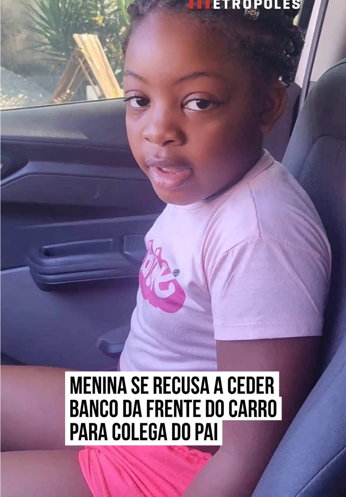 🚗😤 O #pai avisou que daria carona para uma colega de trabalho e que a pequena #Duda teria que ir no banco de trás. A reação? Puro deboche e indignação! Ela não aceitou a ideia nem por um segundo e deixou claro que não gostou da “intrometida” no banco da frente. No vídeo, Duda ainda questiona se não existe mais ônibus ou carro por #aplicativo para que a colega não precise da carona do pai. A cena viralizou nas redes e muita gente saiu em defesa da mini ciumenta. #TikTokNotícias 📹 @dudasincerarj | @myhoodbr