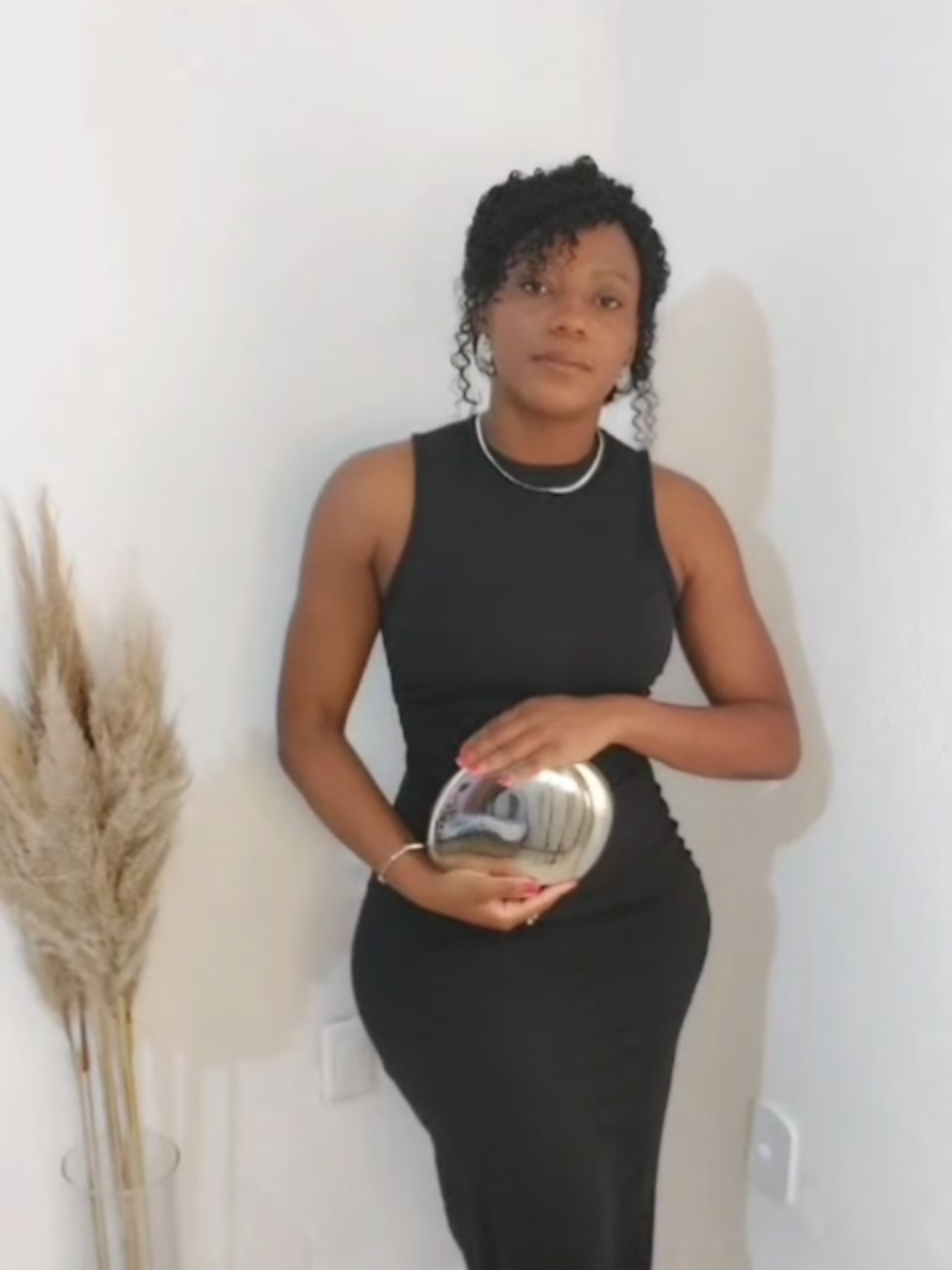 ✨ Dica de look!!!! O vestido preto básico é aquela peça coringa que nunca erra! Combinei com maxi brincos, clutch metálica e sandália de tiras finas para transformar o simples em sofisticado. 🖤 Menos é mais, sempre! #creatorsearchinsigh #fy #OOTD #fashionbloggers 