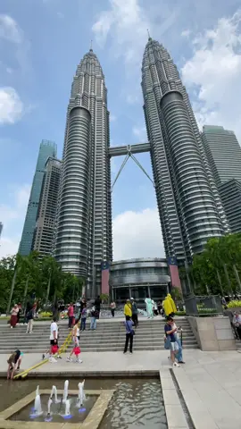 POV: What you catch strolling around KLCC at noon. #kualalumpur #klcc 