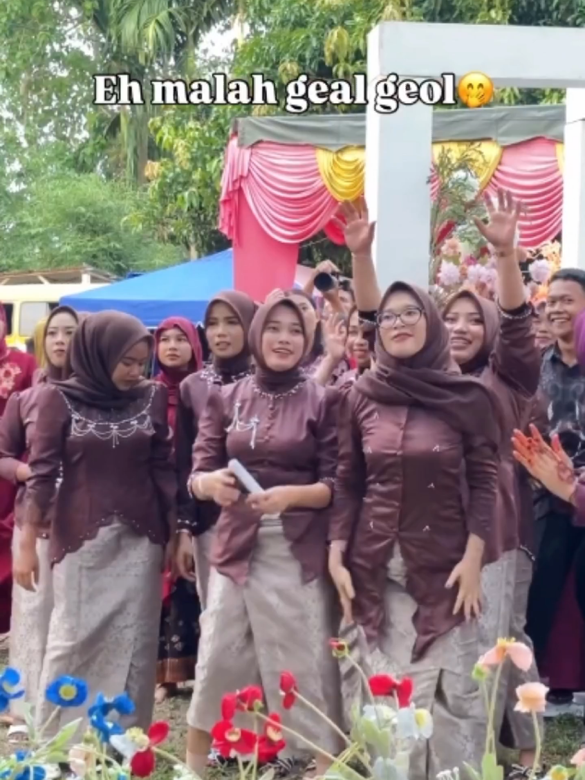 kameramen sampai kagak fokus!! #bridesmaid #djtabolabale #djremix #bridesmaiddresses 