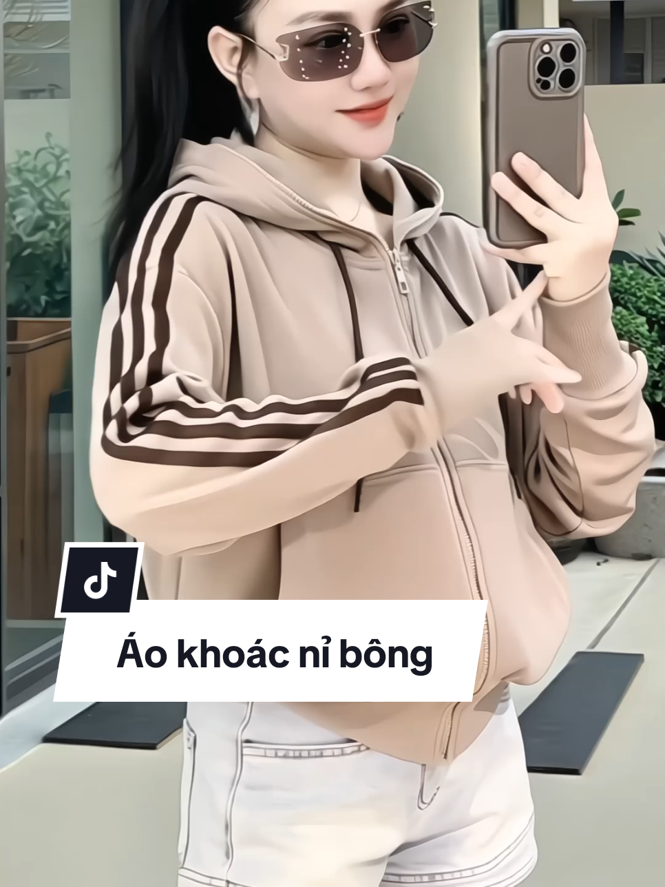 Áo khoác nỉ bông với chất liệu dày dặn, giữ ấm hiệu quả. Thiết kế nón to và túi trong tiện lợi, kết hợp cùng hai túi ngoài rộng rãi. Phù hợp cho những ngày se lạnh, dễ dàng phối với nhiều trang phục khác nhau #aokhoacnibong #aokhoacnu #aokhoacthudong #aokhoacni #xuhuong 