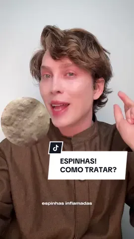 C UPOM: JARDEL na Principia  O AM-10 da Principia é um sérum formulado com 10% de ácido mandélico, um alfa-hidroxiácido (AHA) conhecido pela sua ação esfoliante suave. Por ter moléculas maiores do que outros AHAs, como o glicólico, ele penetra de forma mais lenta e controlada na pele, reduzindo o risco de irritações — o que o torna uma ótima opção até para peles mais sensíveis. Ele atua renovando a superfície da pele, ajudando a suavizar manchas, marcas de acne e linhas finas, além de melhorar a textura e dar mais luminosidade. Também tem ação antibacteriana leve, o que auxilia em peles acneicas. 👉 Como usar: aplique à noite, de 2 a 3 vezes por semana, sobre a pele limpa e seca, evitando a região dos olhos. Nos primeiros usos, pode causar leve formigamento, mas é normal. E nunca se esqueça: durante o dia, o protetor solar é indispensável. Com o uso contínuo, o AM-10 entrega uma pele mais uniforme, renovada e com viço natural. #skincare #principiaskincare #acidomandelico #espinhas 