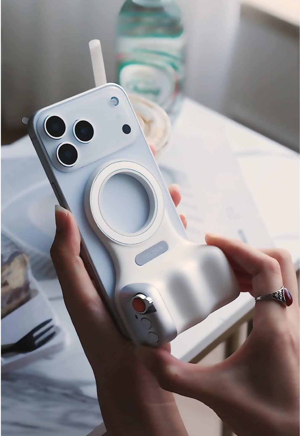 Snap this selfie grip onto your phone and unlock a whole new photo experience.#spotlightfinds #iphoneaccessories #selfietips #phonephotography #mobilephotography 
