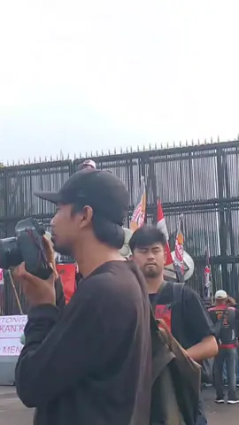 waktunya pembagian snack... (Polwan membagikan roti untuk pendemo) #tiktoklive #livehighlights #viral #fyp #fyppppppppppppppppppppppp 