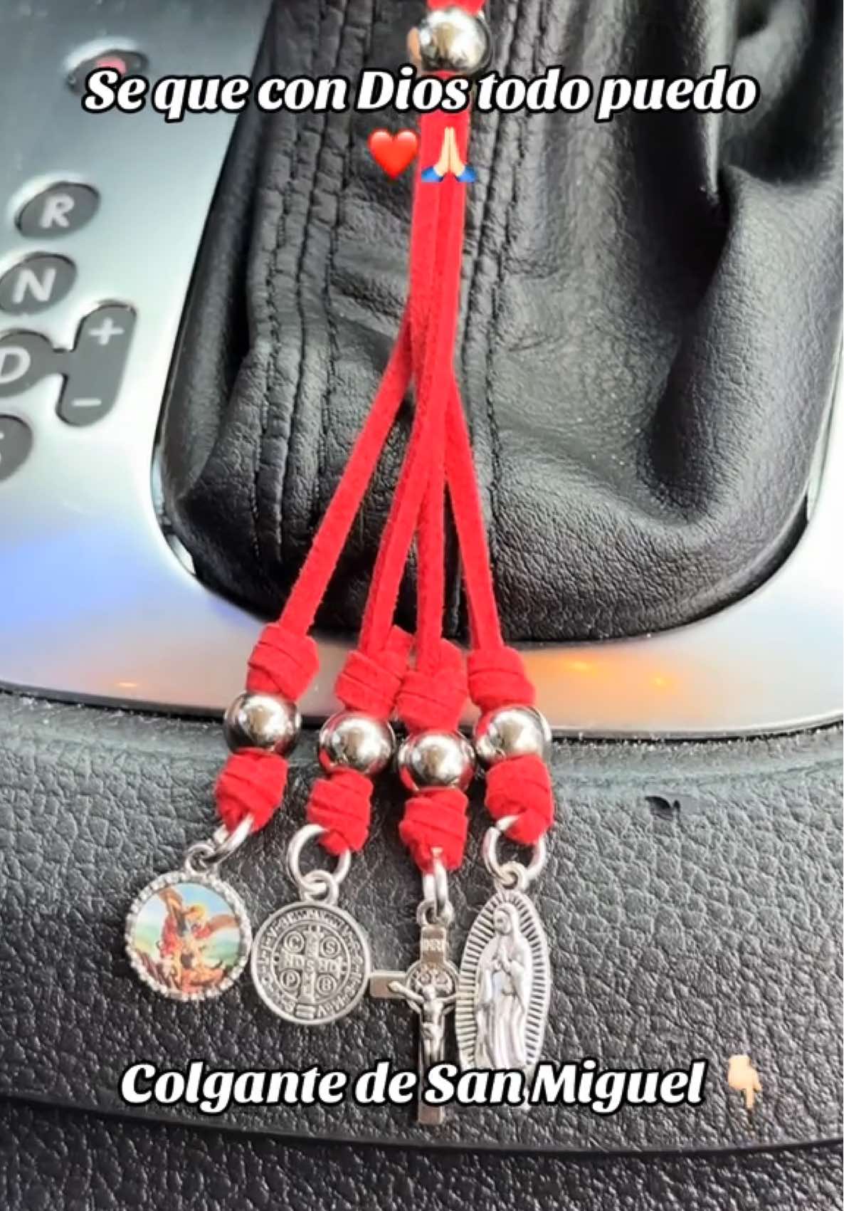 ⚔️🕊️ Colgante de San Miguel Arcángel 🕊️⚔️ Inspirado en la figura del arcángel defensor, este colgante es un detalle espiritual lleno de significado. Ideal para tu carro, habitación o espacio especial. 🙏✨ #sanmiguel #sanmiguelarcangel #sanbenito #sanmiguelelsalvador #colgantes 