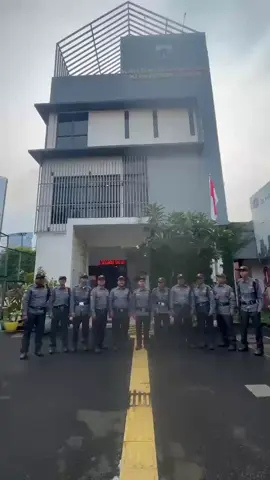 Satlinmas, atau Satuan Perlindungan Masyarakat, adalah organisasi yang dibentuk oleh pemerintah desa atau kelurahan untuk melindungi masyarakat dari gangguan keamanan, ketenteraman, dan ketertiban. Mereka juga berperan dalam penanganan bencana dan kegiatan sosial kemasyarakatan #fyp #satlinmas #jakarta #viral 
