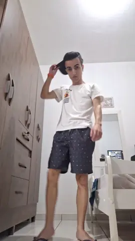Primeiramente, não estou de samba-canção! é um short da Playstation que (minha mãe/sua sogra) me deu, pois ela sabe que gosto dessas coisas de jogos, então ela faz isso pra me agradar e me ver feliz, e ela tá certíssima, pois um pedaço de mal caminho desse dentro de casa, é pra levantar as mãos para o céu e agradecer todos os dias, lembrando que estou solteiro, mas não estou aqui pra me oferecer não, só vim mostrar essa dancinha vencida que aprendi hoje, 