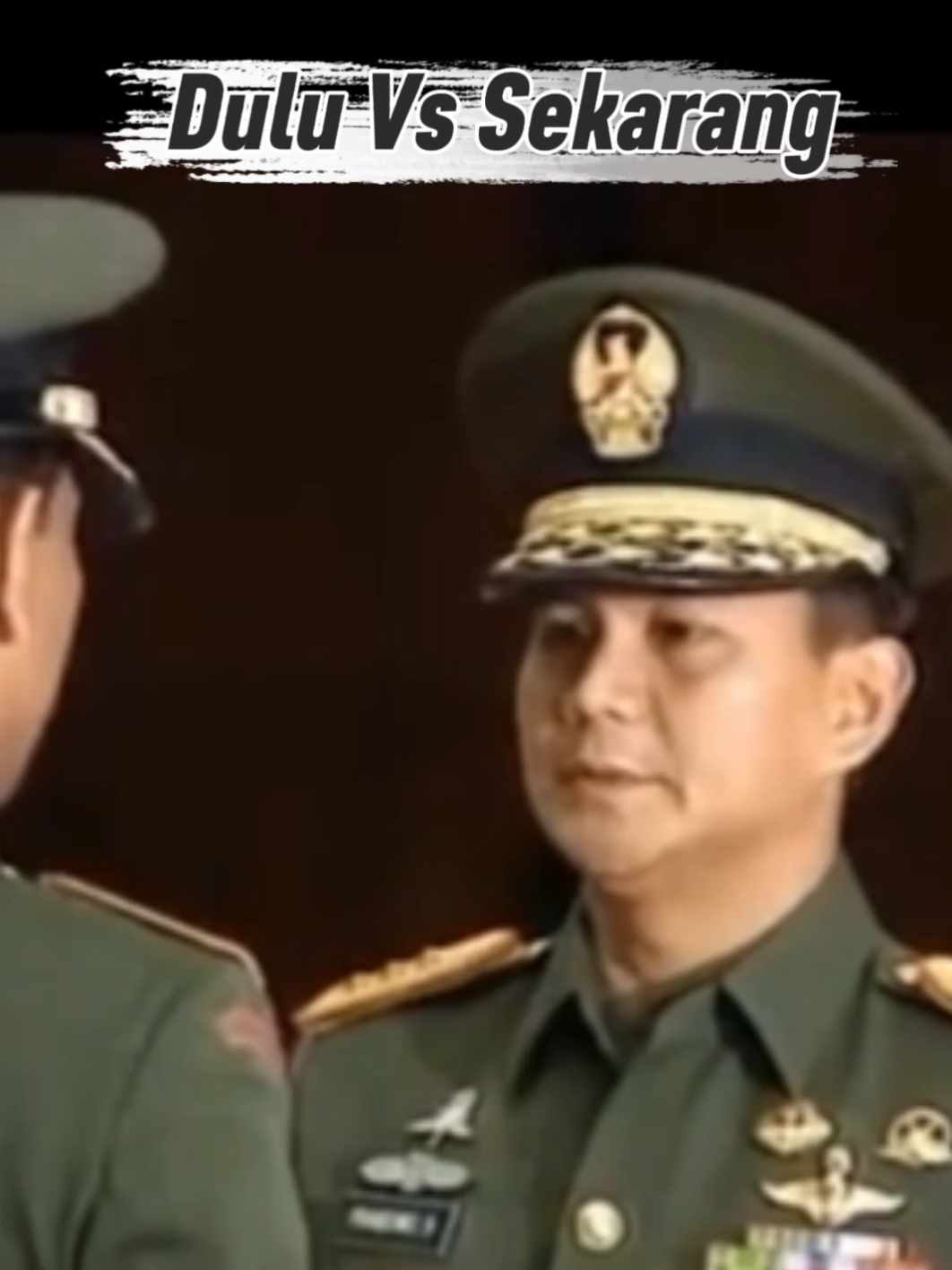 Djamari Chaniago Jadi Menko Polkam: Jenderal yang Dulu Pecat Prabowo, Kini Dipilih Sendiri oleh Prabowo Presiden RI. Kebijaksanaan Bapak, ketabahan bapak prabowo tegaknya pundakmu akan jadi saksi yang akan dikenang selalu oleh bangsamu 🫵🇮🇩 Sejarah memang punya cara berputar. Hari ini, Rabu (17/9/2025), Presiden Prabowo Subianto melantik Letjen TNI (Purn) Djamari Chaniago sebagai Menteri Koordinator Bidang Politik dan Keamanan (Menko Polkam). Djamari dilantik dalam reshuffle jilid ketiga Kabinet Merah Putih.Ironi Sejarah: Pernah Pecat Prabowo Ada catatan menarik. Tahun 1998, Djamari adalah salah satu anggota Dewan Kehormatan Perwira (DKP) yang mengadili kasus dugaan penculikan aktivis. DKP saat itu merekomendasikan pencopotan Prabowo dari dinas militer. Kini, hampir tiga dekade berselang, sejarah berbalik. Prabowo, yang dulu dipecat, justru memilih Djamari sebagai Menko Polkam. Sebuah ironi sejarah yang jarang terjadi di republik ini. #djamarichaniago #jamarichaniago #menkopolhukam #prabowo #prabowosubianto 