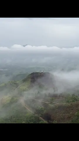 Puncak batu barigi memiliki view yang sangat indah. Cocok untuk menikmati keindahan hamparan embun yang luas seperti awan yang membentang. Tiket masuknya 12 rb berdua sudah termasuk parkir. Sangat worth it banget, hati hati kalau naik keatas dengan kendaraan dikala musim hujan karena jalanannya sangat licin, 45 menit dari kelok 9 . Kalau mau cari view seperti ini usahakan jam 7:00 sudah di lokasi ya guys #puncakbatubarigi #wisatapadang #fyp #viral #rekomendasi 