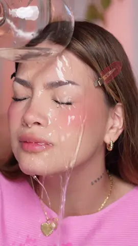 ✨ Un fijador a prueba de todo ✨ Con aloe vera para cuidar tu piel, fija tu maquillaje con un acabado seco, sin sensación húmeda ni pegajosa. Deja tu look en la posición perfecta para resistirlo todo: calor, humedad… ¡hasta un tsunami! 🌊💄
