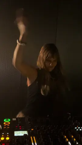 10 days till vic in london 🤩 so excited @Victoria De Angelis #victoriadeangelis #DJ #dj #fyp #måneskin 