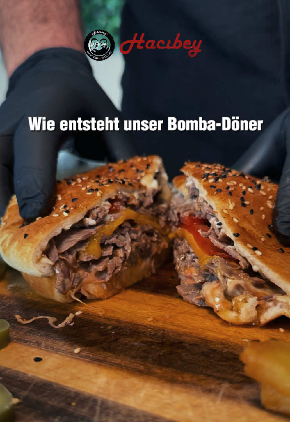 Das ist kein normaler Döner – das ist DER BOMBA!🔥 Bei Hacibey Hanau gibt’s jetzt den Bomba-Döner: 🥩 Yaprak-Steakfleisch 🧀 Käse, der perfekt zerläuft 🥙 Fladenbrot – außen knusprig, innen soft 🍅 Hausgemachte Tomatensauce 👉 Wer muss das mit dir probieren? #bombadöner #frankfurtfood #FoodTok #dönerliebe #foryoupagе #turkishfood #hacibeyhanau 