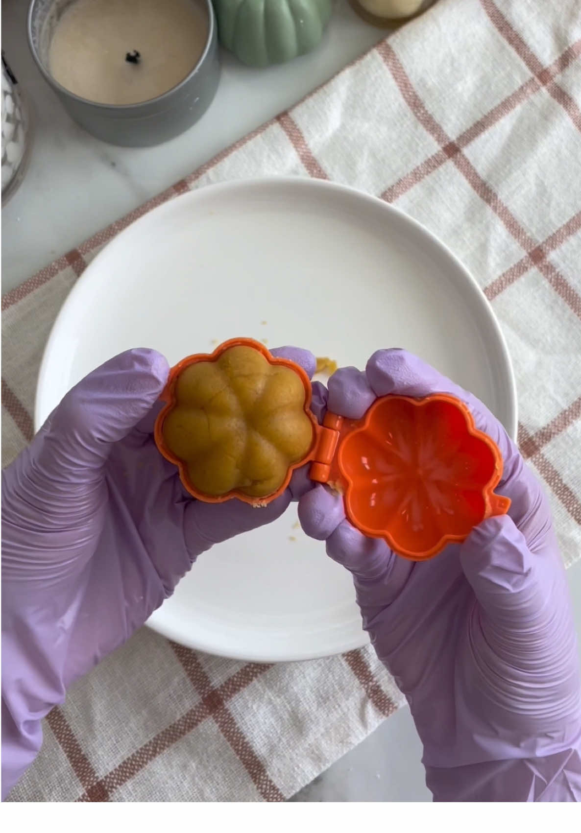 Happy Wednesday!✨ Starting today with allll the fall vibes! Pumpkin pops made easy and faster using our Pumpkin Cake Pop Mold!🎃 #mylittlecakepop #cakepops #mylittlecakepopmolds #HalloweenTreats #HalloweenBaking 