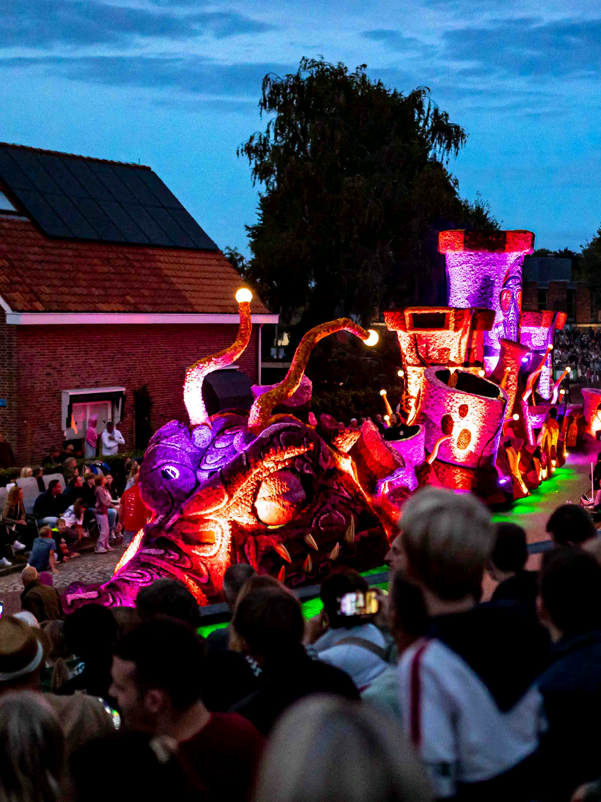 DUTCH TRADITION BY NIGHT 🌙✨ At the annual flower parade of Vollenhove 2025, Fulnaho won the 1st Lighting Award with their 55-meter crocodile. Seen first in daylight and then again in the evening, the float took on a completely different look. Lights, smoke and special effects made clear why the Evening Parade is such an essential part of Corso Vollenhove. Lighting is judged separately, giving every float a second moment to impress once the sun goes down. Don’t miss the next edition: Corso Vollenhove 2026 on 29 August 🌸 #flowerparade #corsovollenhove #netherlands #dahlia #carnaval 